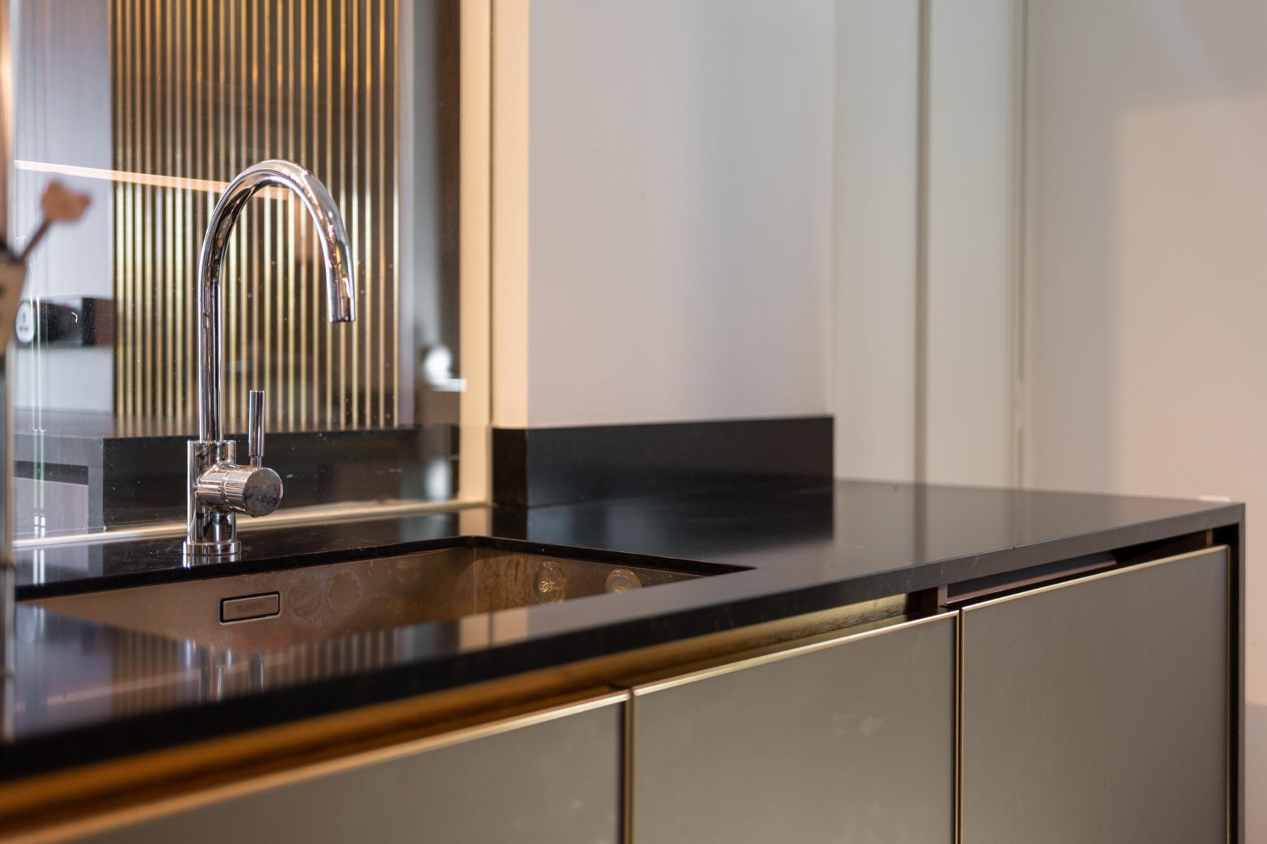 Modern Kitchen with Countertop and Kitchen Island