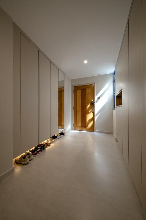Contemporary Entryway at 191 Tanjong Rhu, Santuary Green