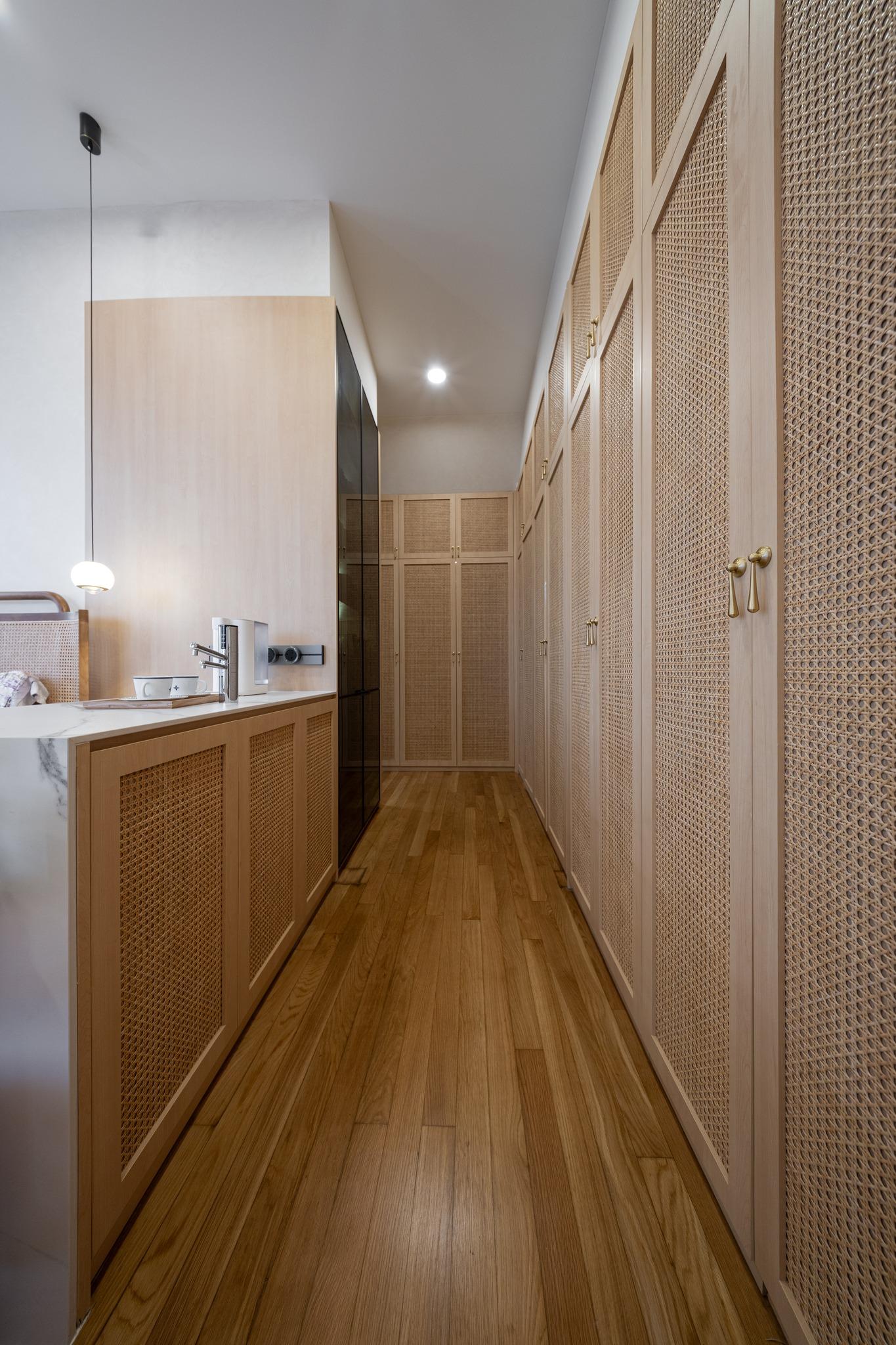 Asian Walk-in Wardrobe with Kitchen Island and Wardrobe
