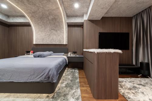 Modern Bedroom at Seletar Green View