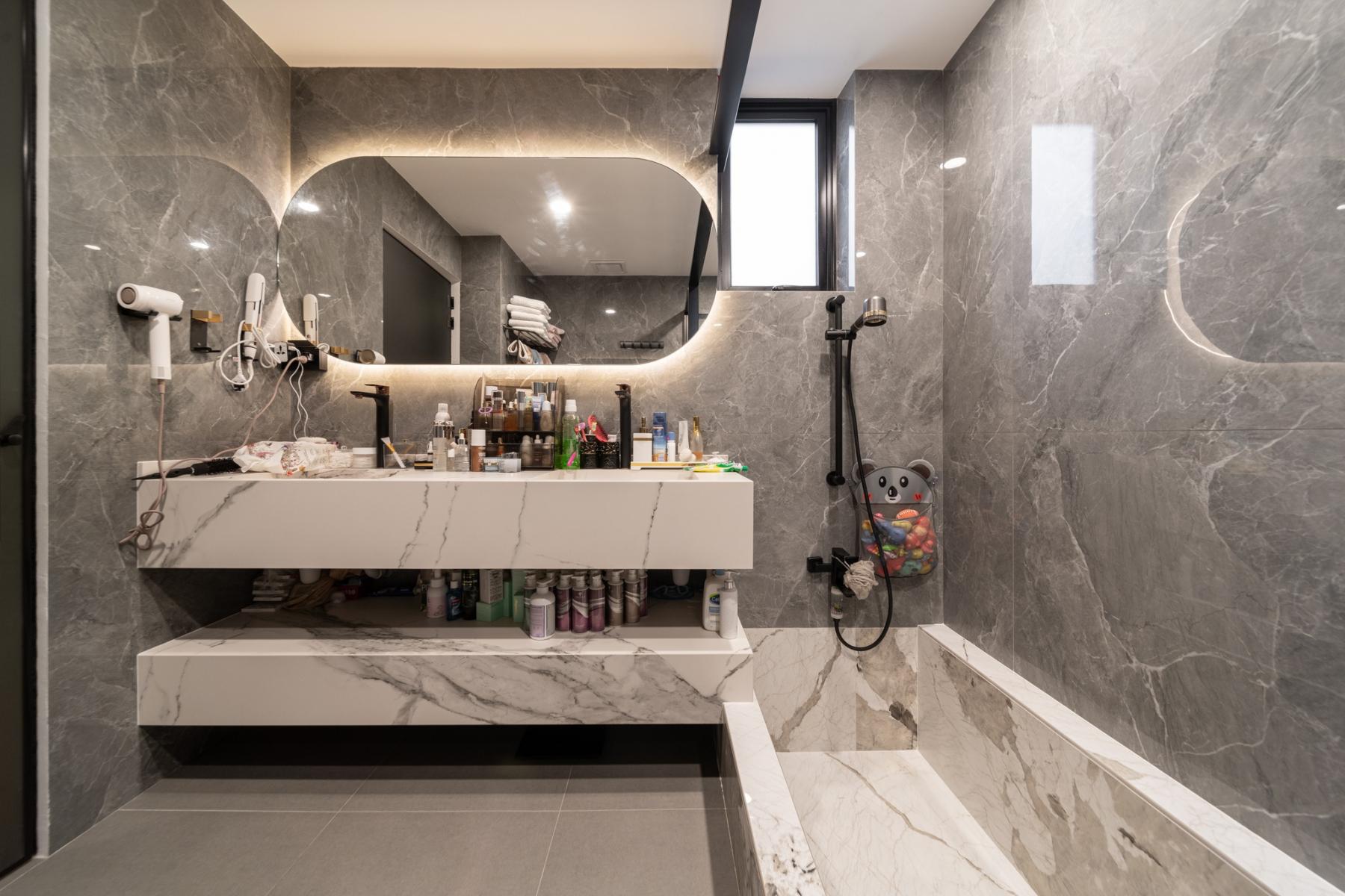 Modern Bathroom with Countertop and Mirror