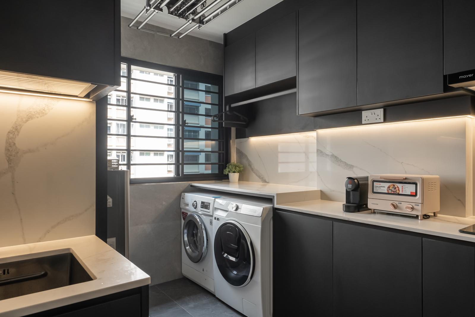 Modern Kitchen with Countertop and Homogeneous Tiles