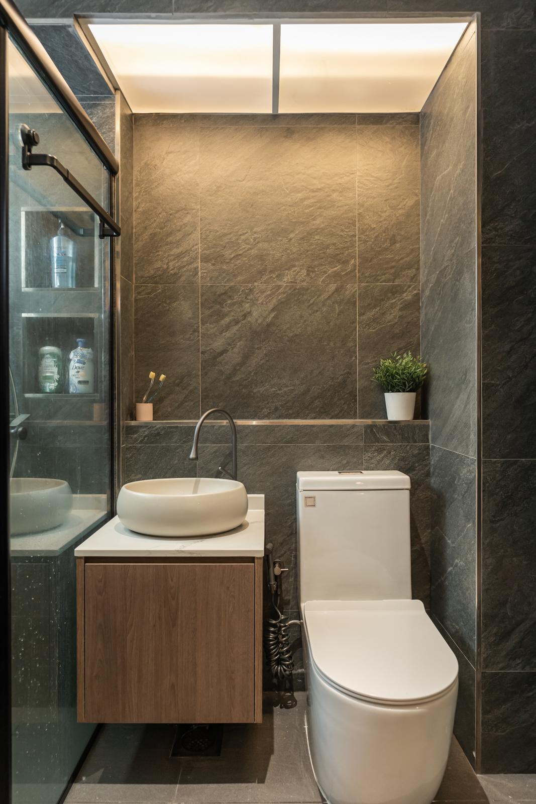 Modern Bathroom with Homogeneous Tiles and Shower Screen