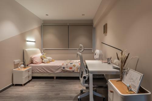 Modern Bedroom at 641 Pasir Ris Drive