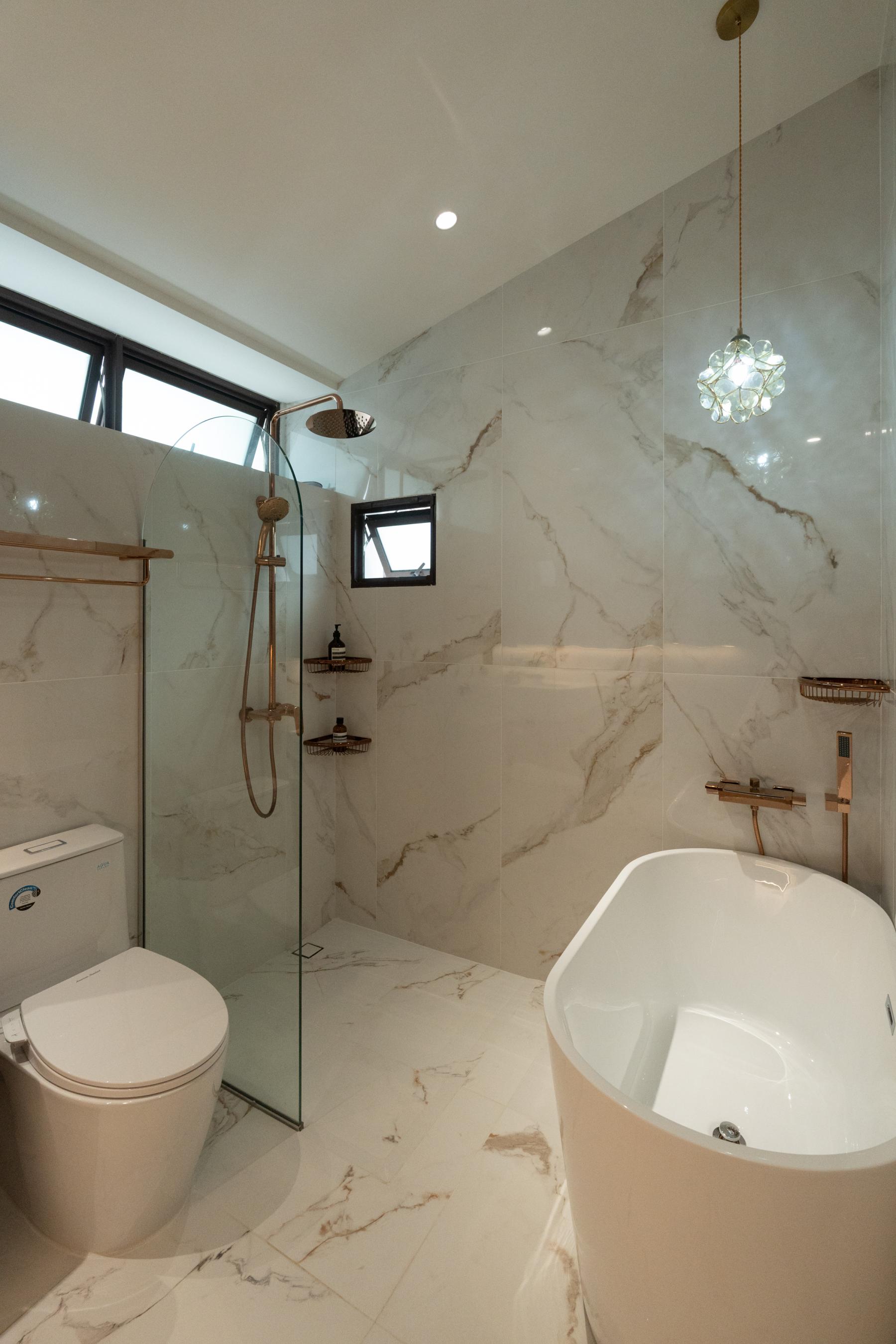Contemporary Bathroom with Bathtub and Shower Screen