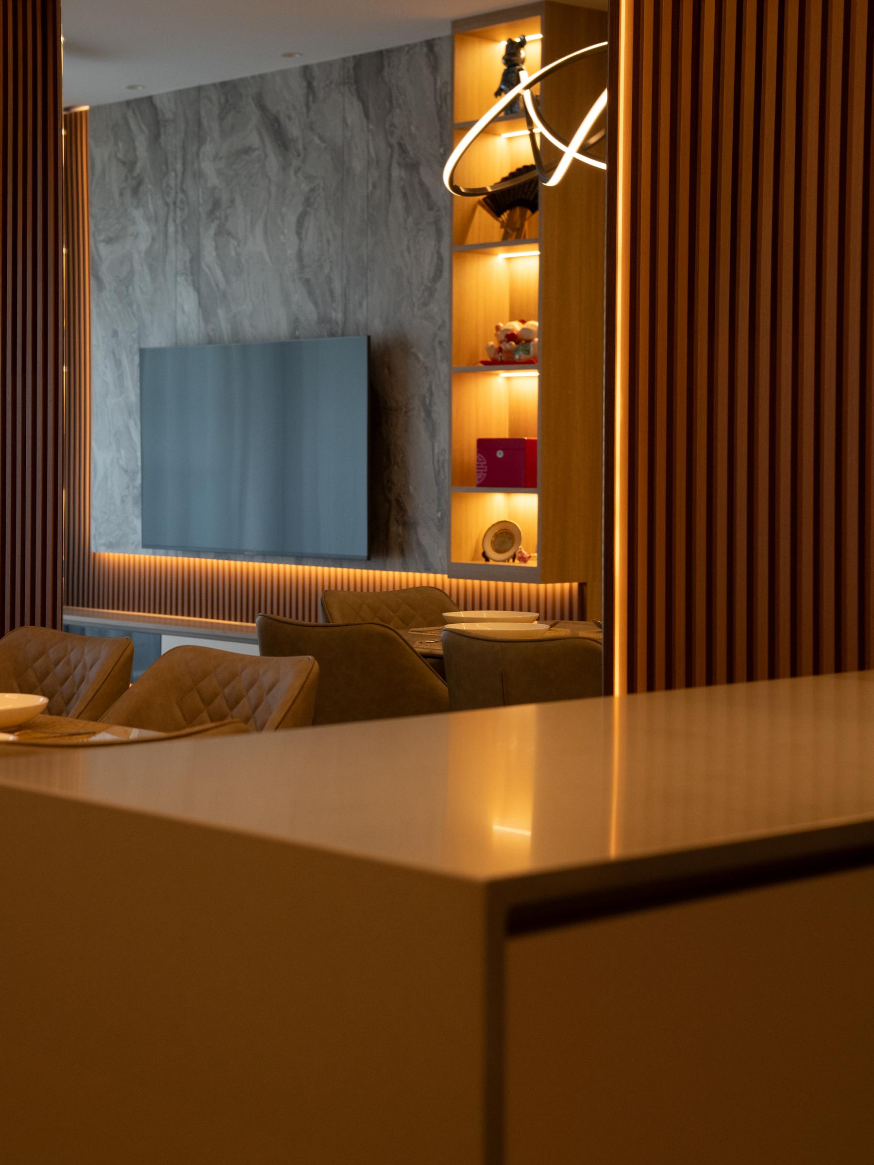 Contemporary Dining Room with Dining Table and Dining Chairs