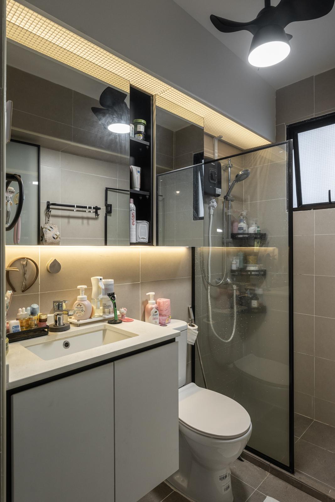 Contemporary Bathroom with Homogeneous Tiles and Shower Screen