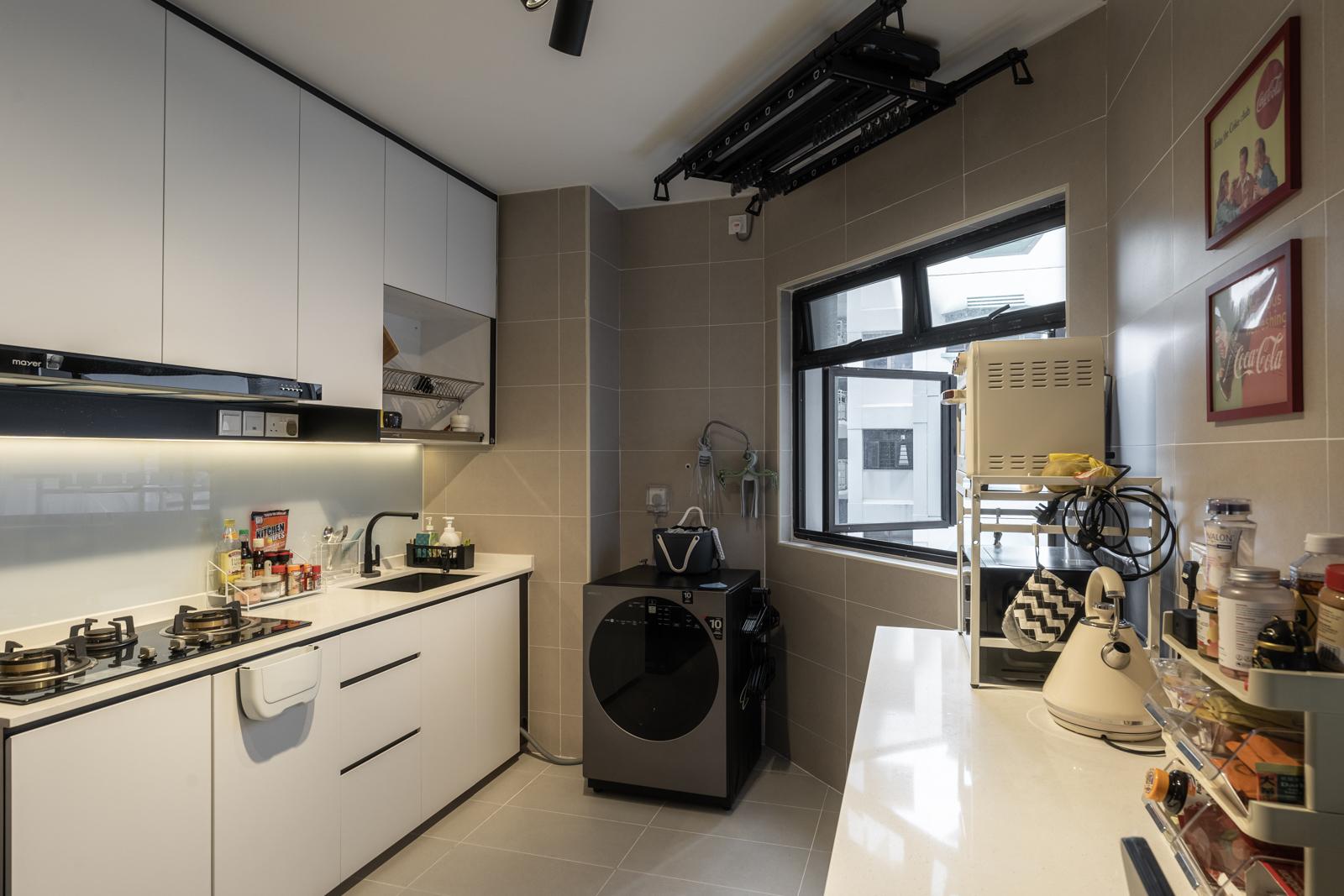Contemporary Kitchen with Homogeneous Tiles and Open Kitchen
