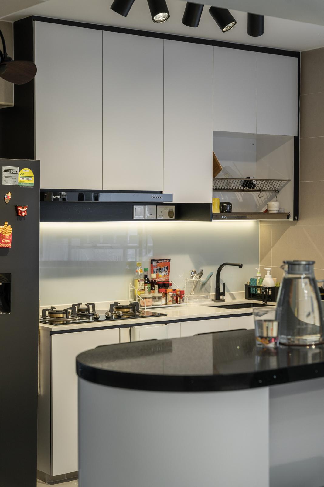 Contemporary Kitchen with Homogeneous Tiles and Kitchen Island