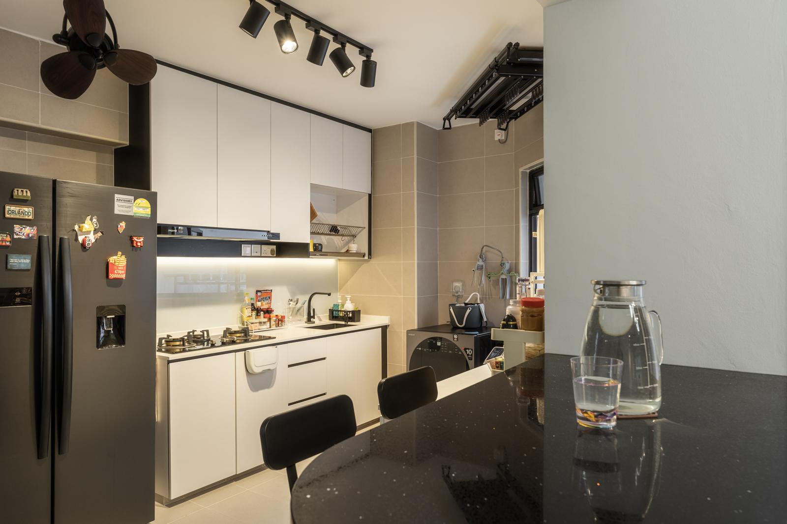 Contemporary Kitchen with Breakfast Counter and Kitchen Backsplash