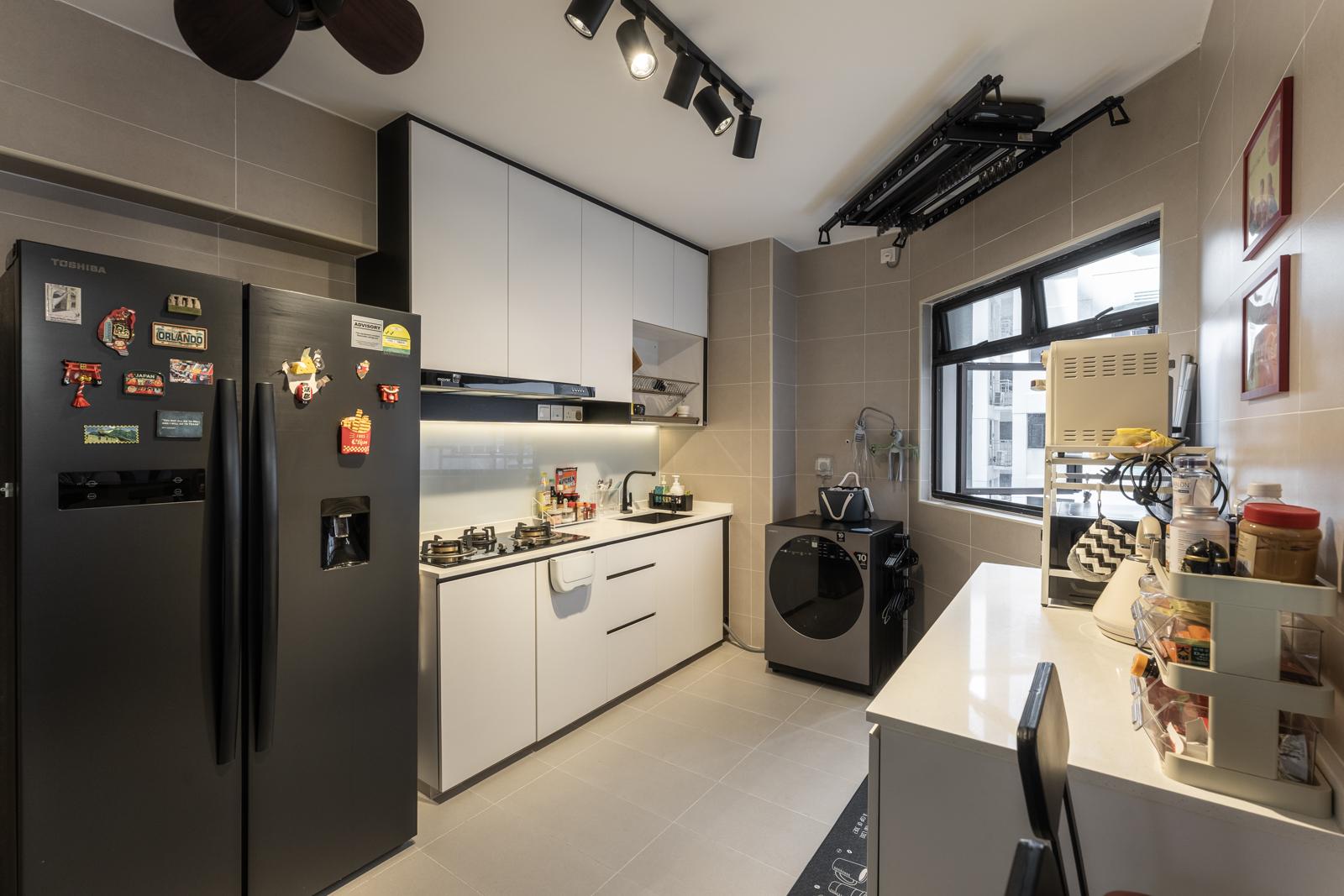 Contemporary Kitchen with Countertop and Homogeneous Tiles