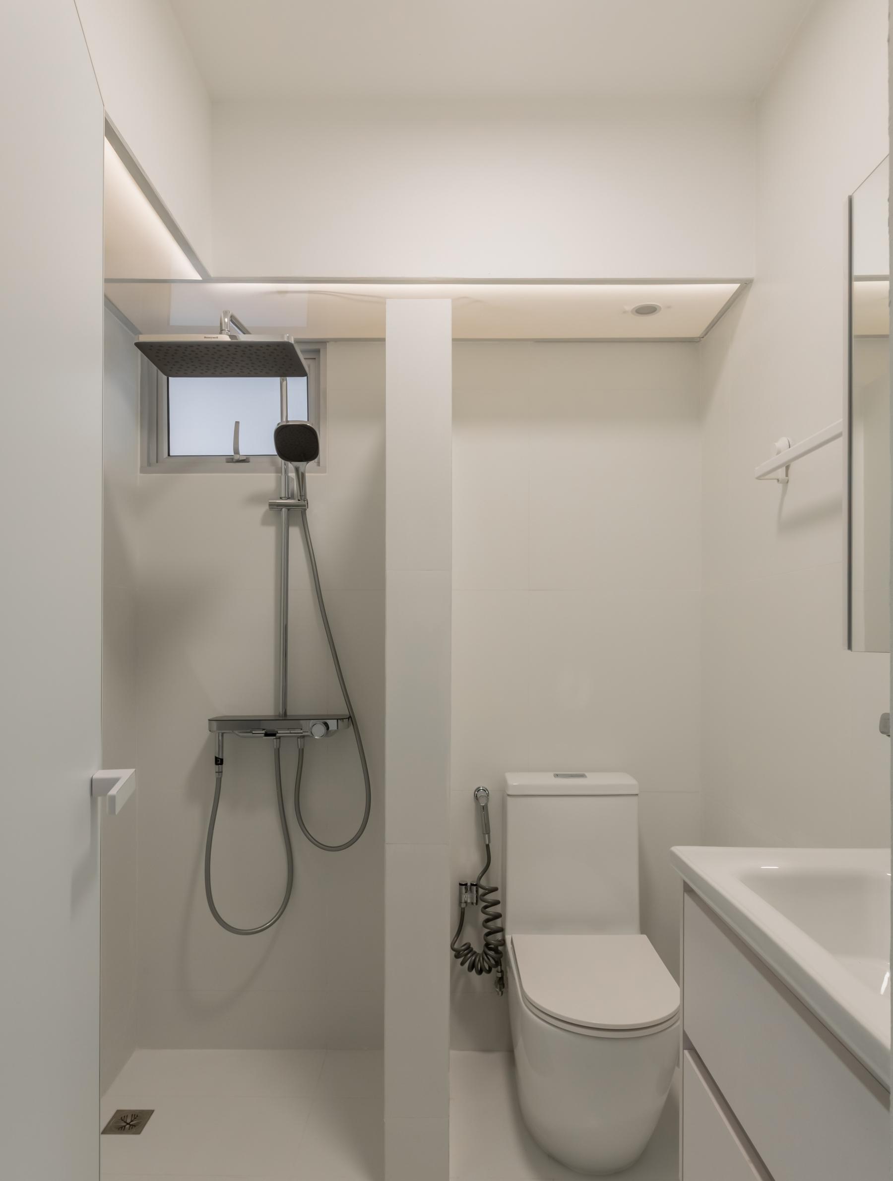 Minimalist Bathroom with Countertop and Homogeneous Tiles
