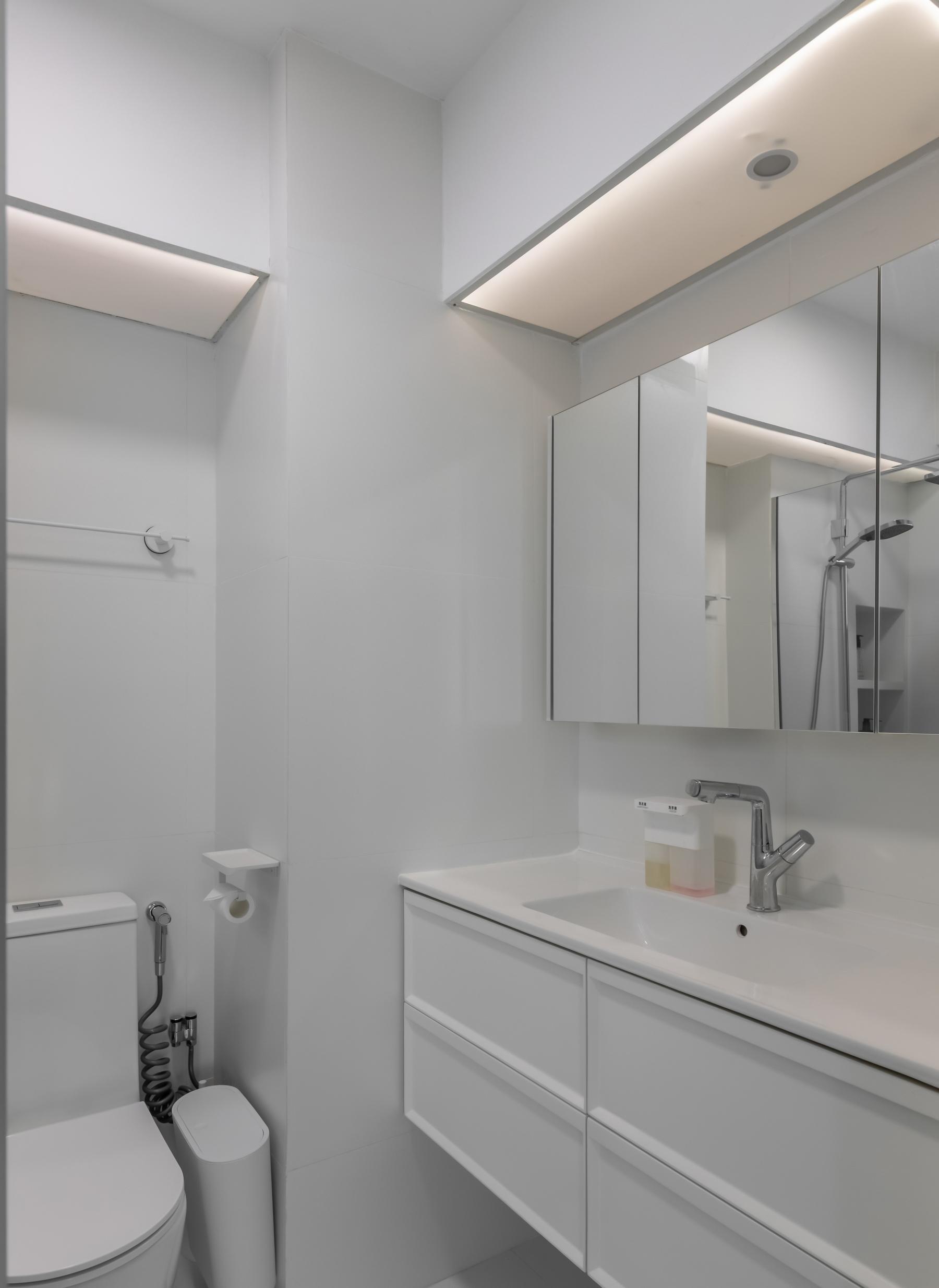 Minimalist Bathroom with Countertop and Homogeneous Tiles