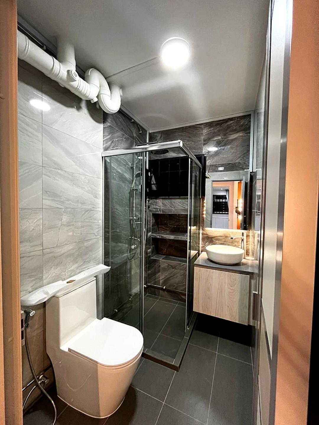 Modern Bathroom with Homogeneous Tiles and Shower Screen