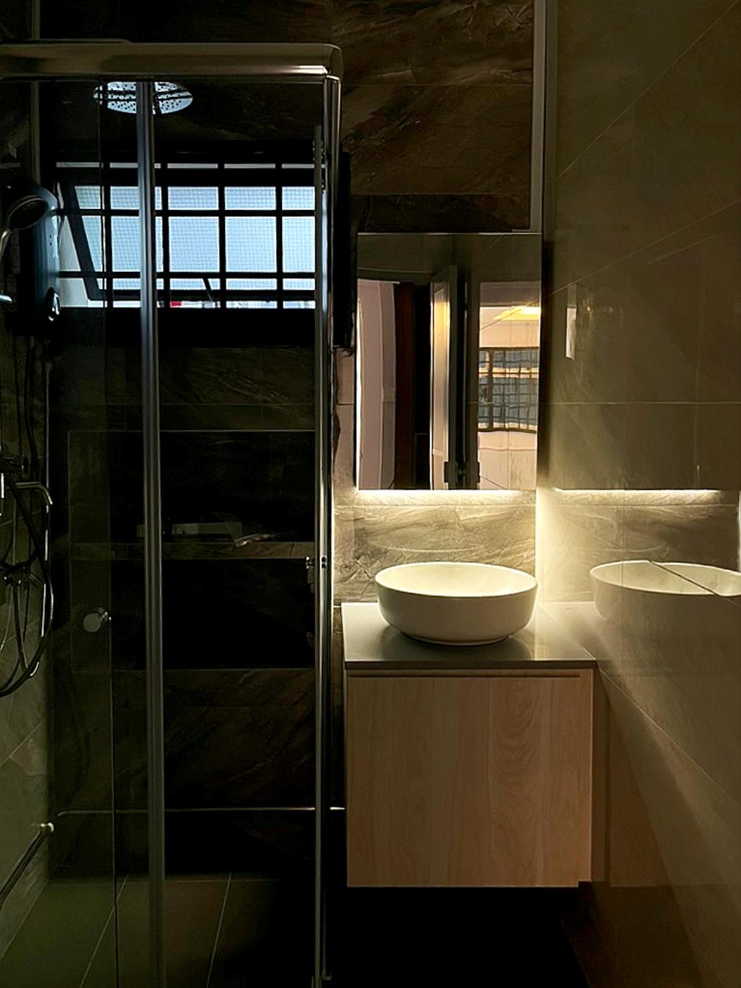 Modern Bathroom with Countertop and Mirror