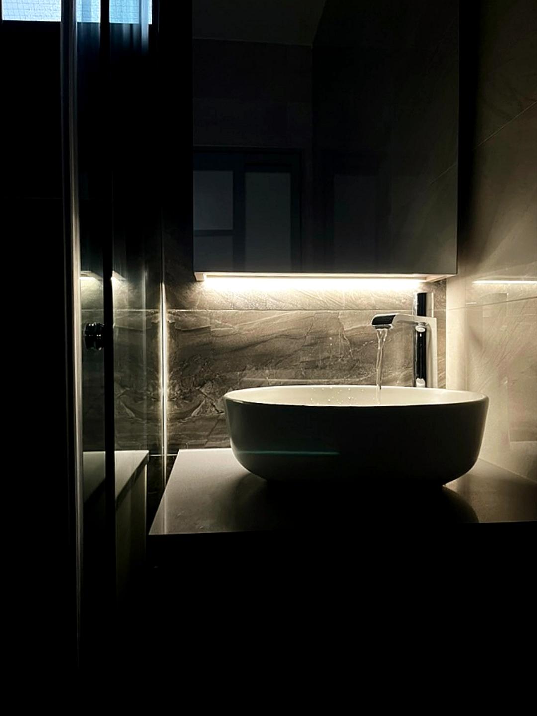 Modern Bathroom with Countertop and Mirror