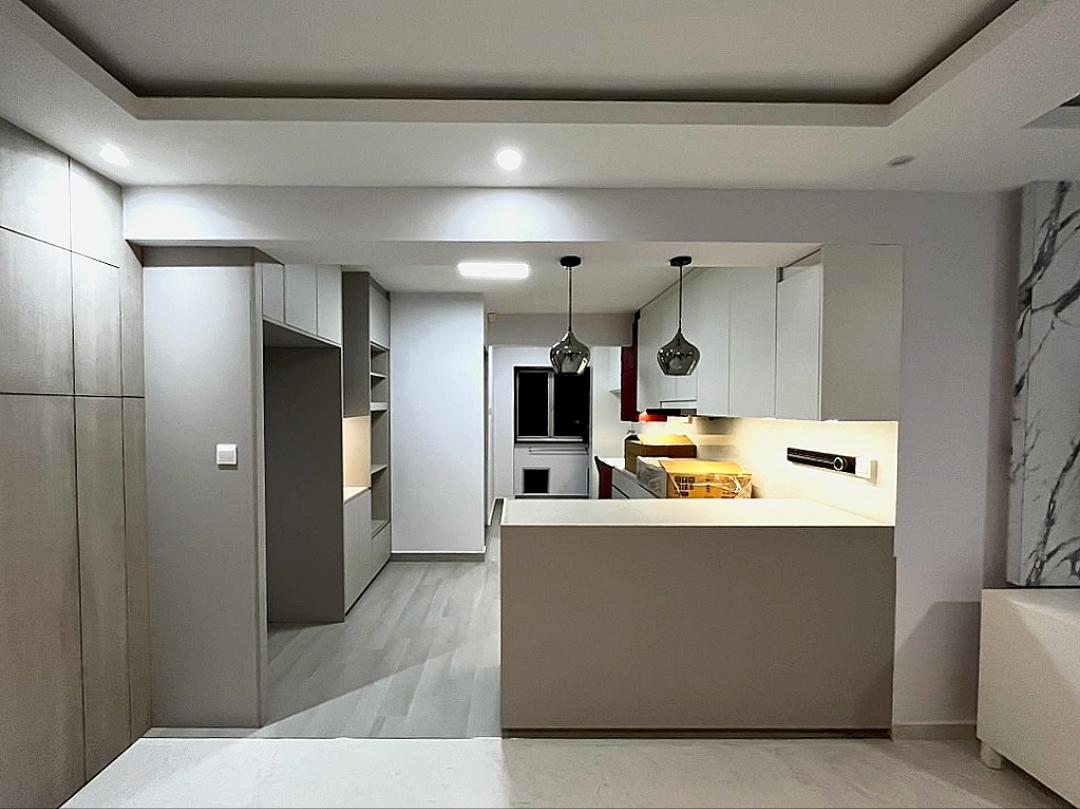 Modern Kitchen with Countertop and Homogeneous Tiles
