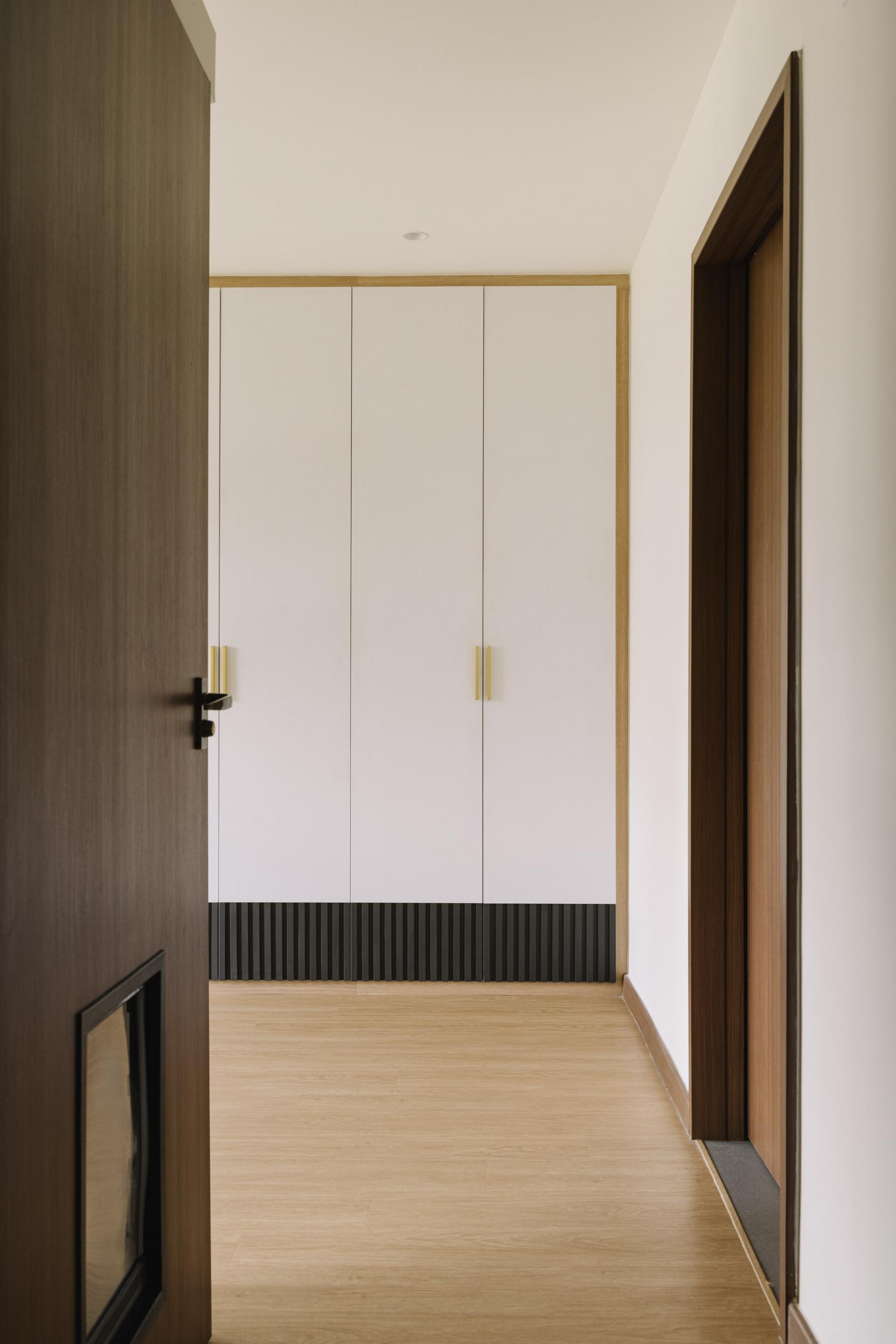 Contemporary Walk-in Wardrobe with Vinyl Flooring and Wood Flooring