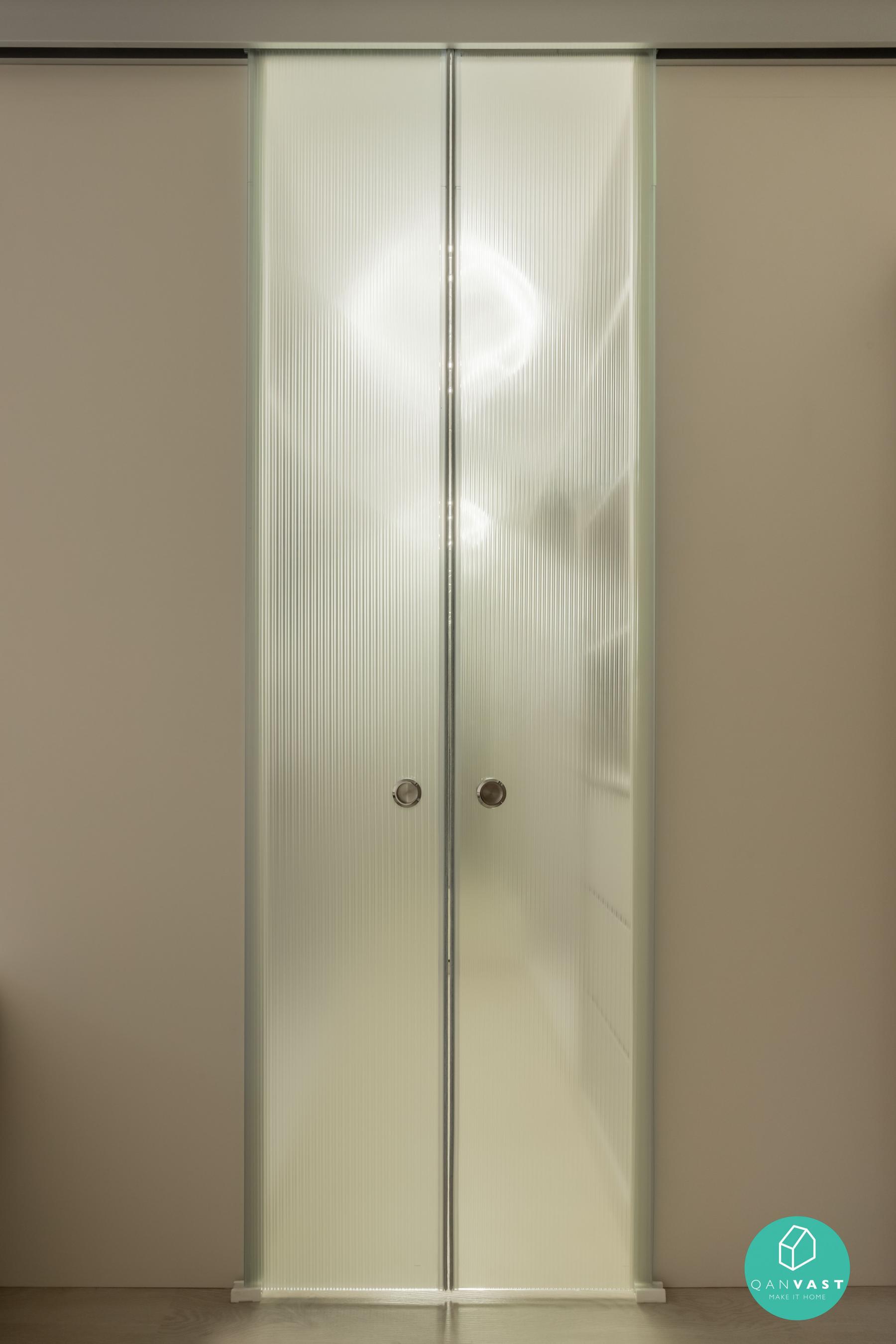 Minimalist Walk-in Wardrobe with Glass Door and Small Storage
