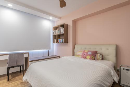 Contemporary Bedroom at 287A Jurong East Street