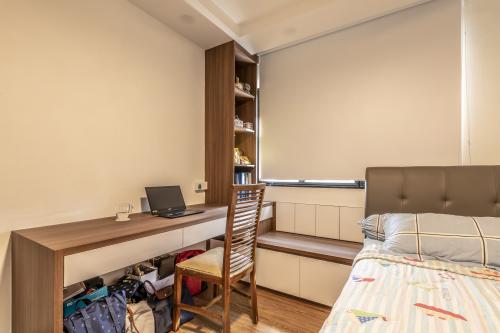 Contemporary Bedroom at 287A Jurong East Street