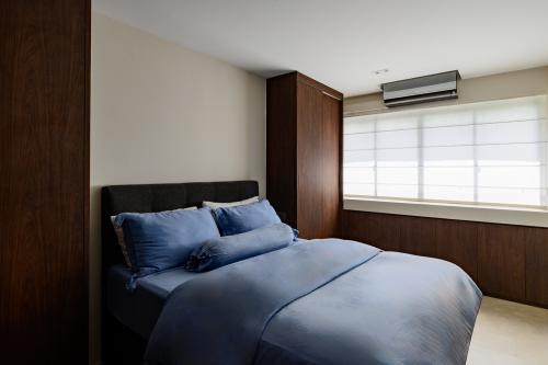 Contemporary Bedroom at 729 Tampines