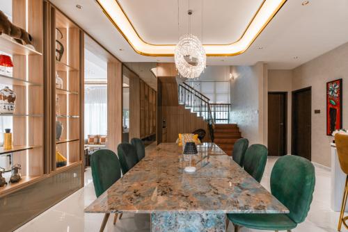 Modern Dining Room at 18A Harvey Avenue