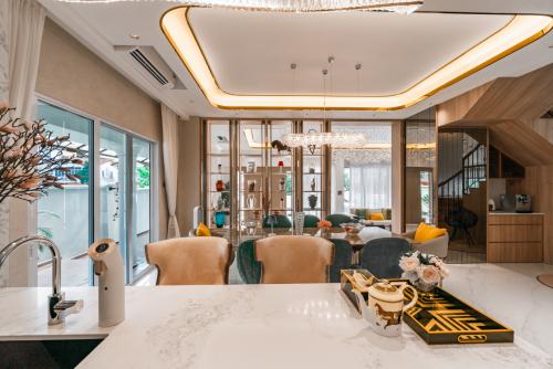 Modern Dining Room at 18A Harvey Avenue