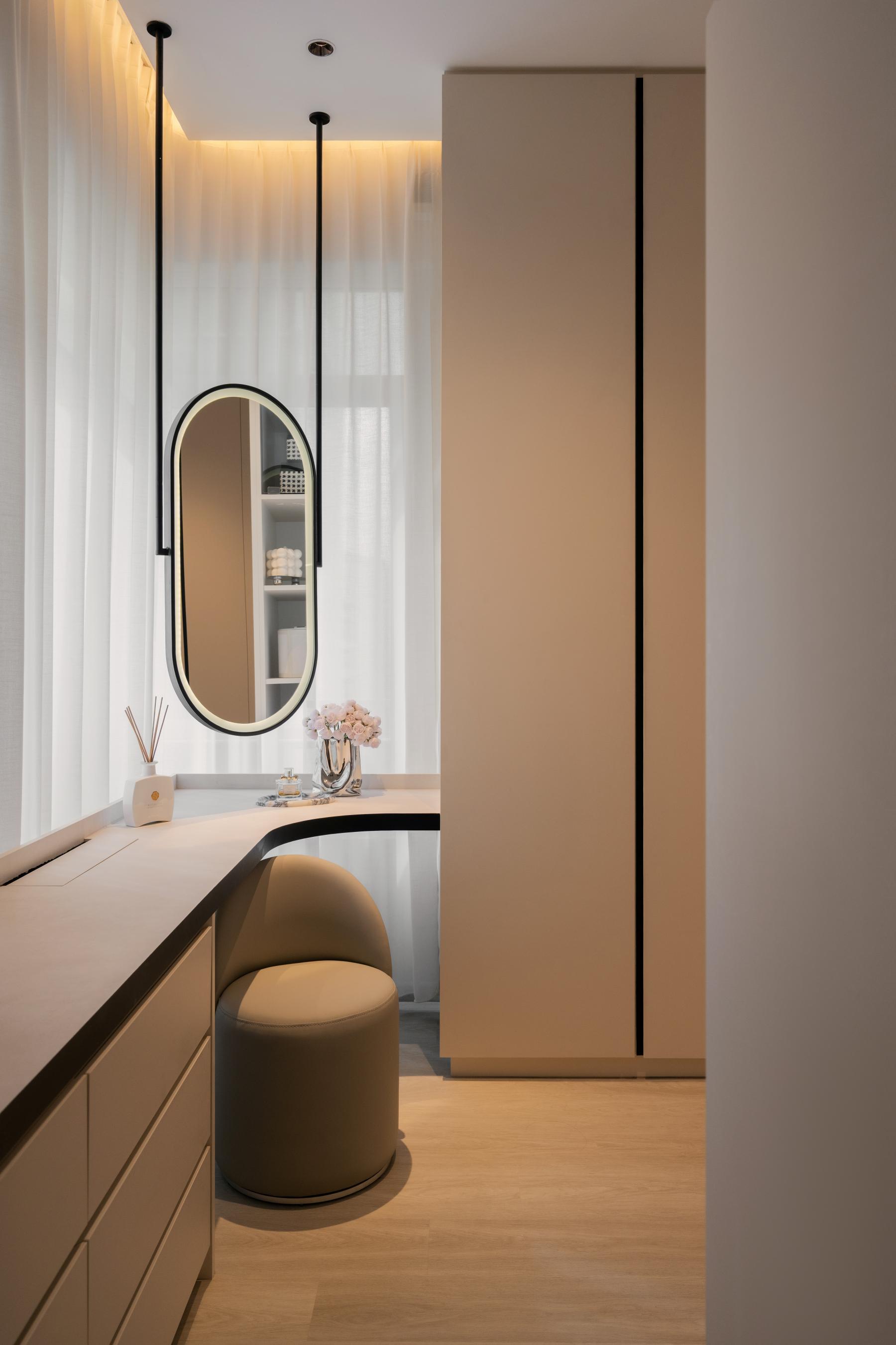 Modern Walk-in Wardrobe with Mirror and Wardrobe