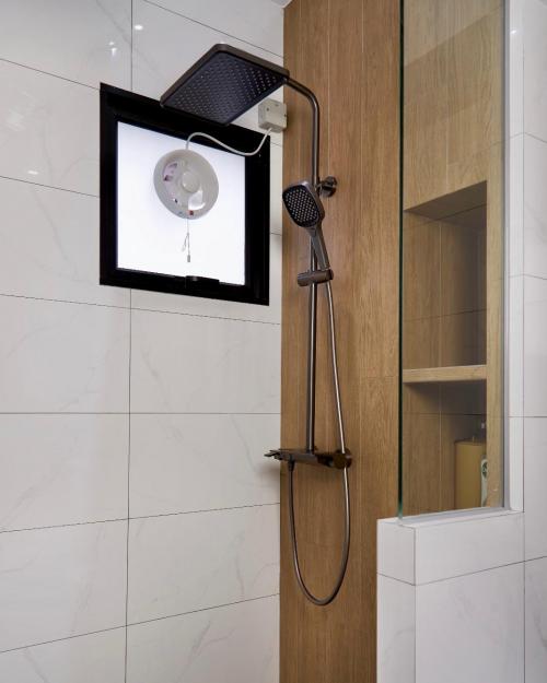 Scandinavian Bathroom at 206D Compassvale Lane