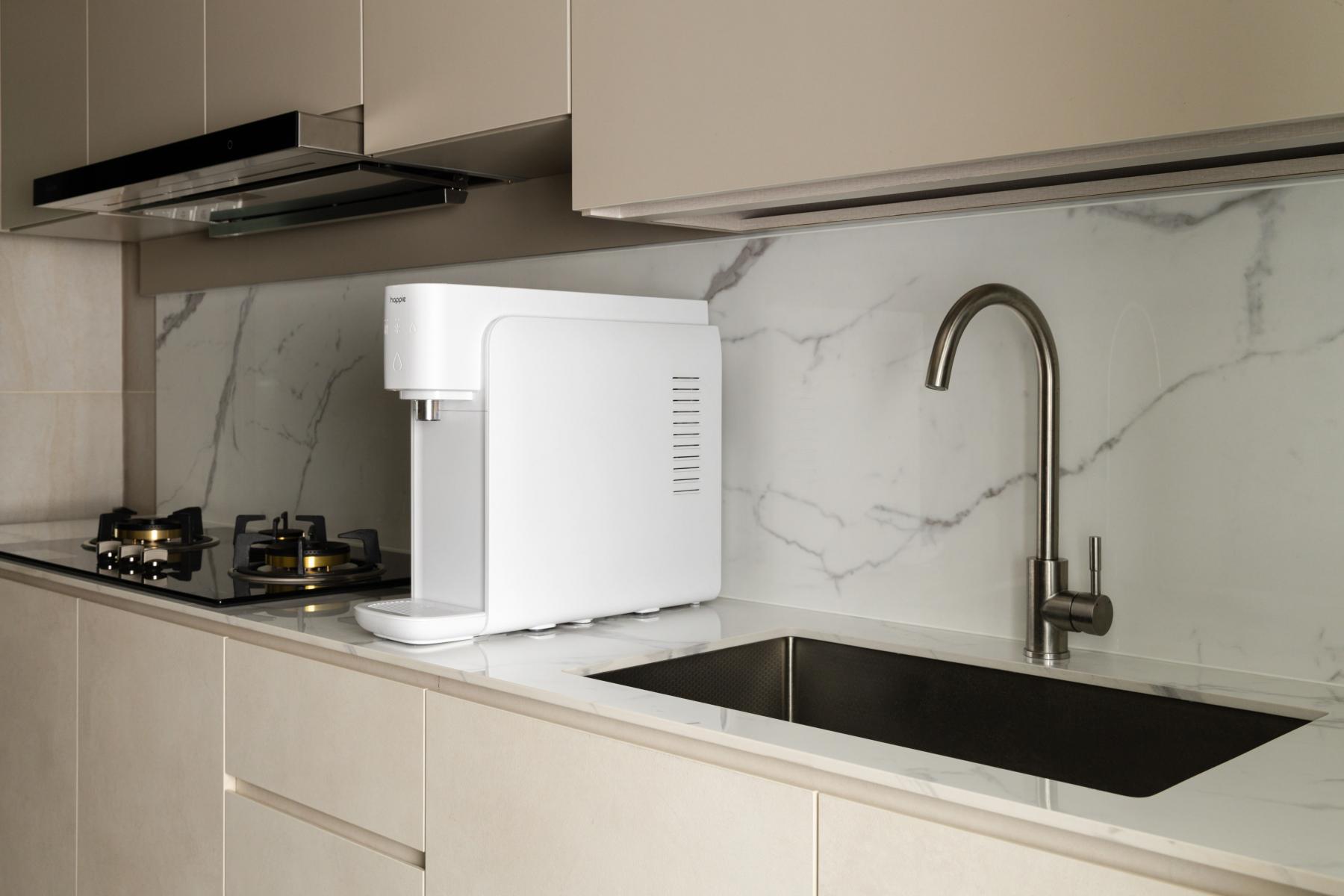 Contemporary Kitchen with Countertop and Kitchen Backsplash