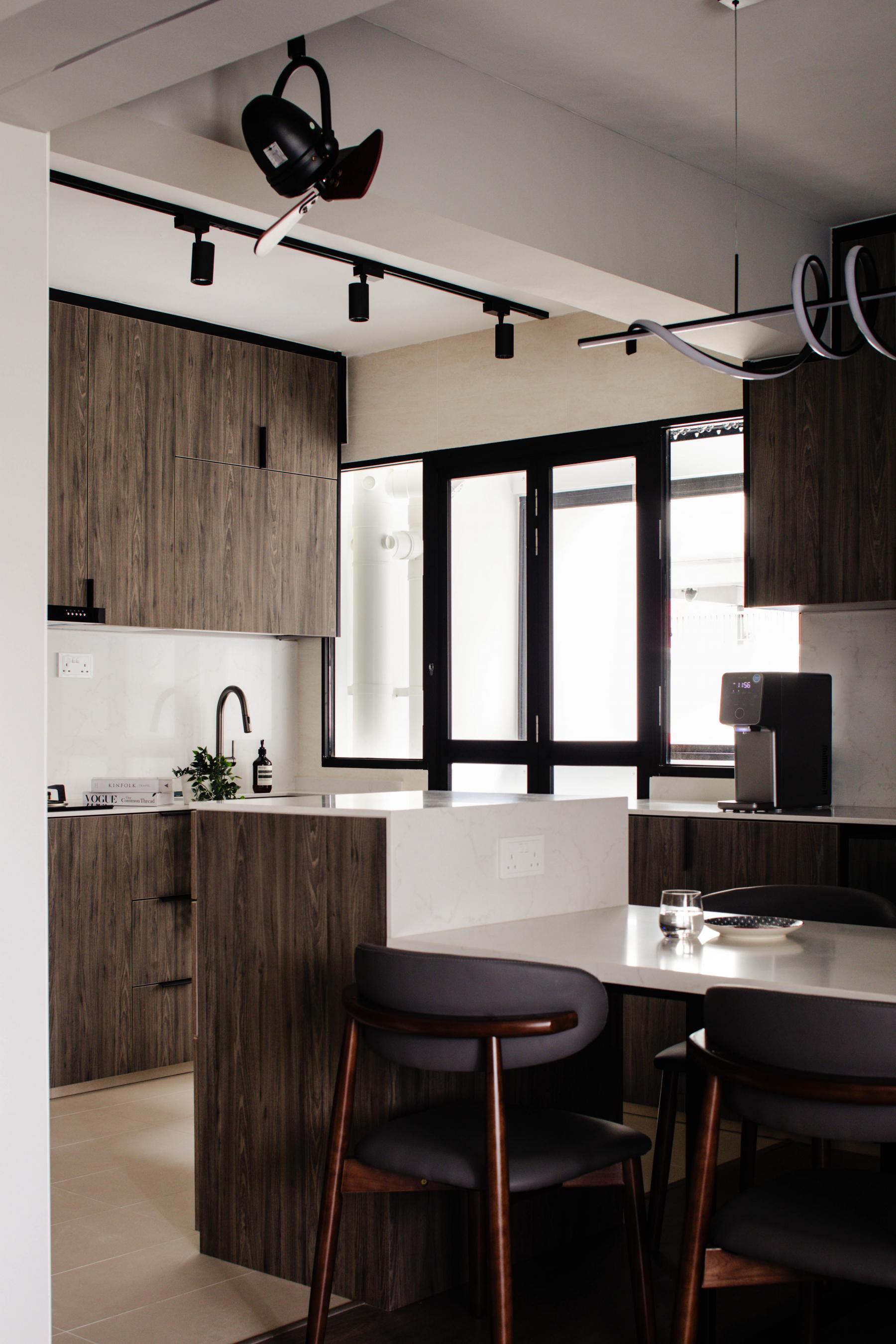 Modern Dining Room with Drop Light and Kitchen Island