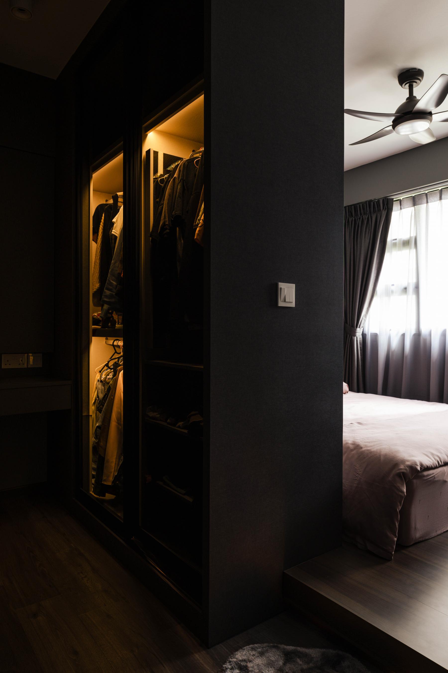 Modern Walk-in Wardrobe with Wardrobe and Clothes Storage
