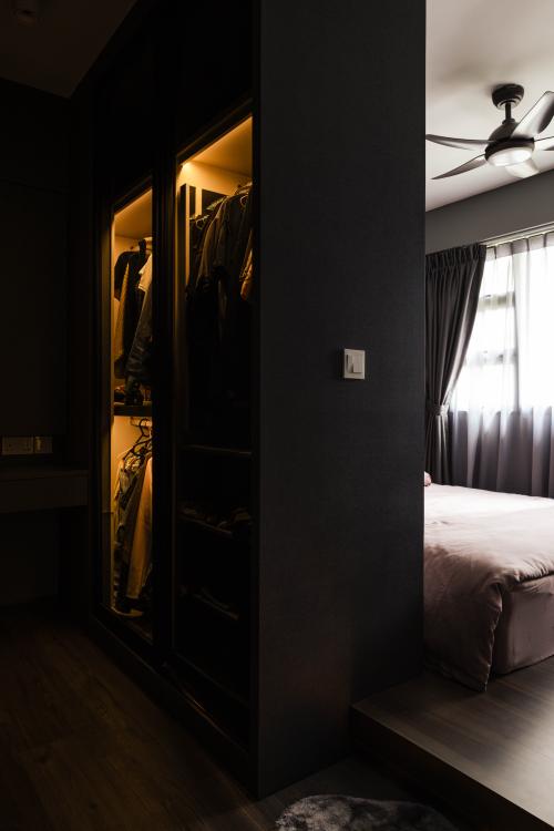 Modern Walk-in Wardrobe at 161B Jalan Teck Whye