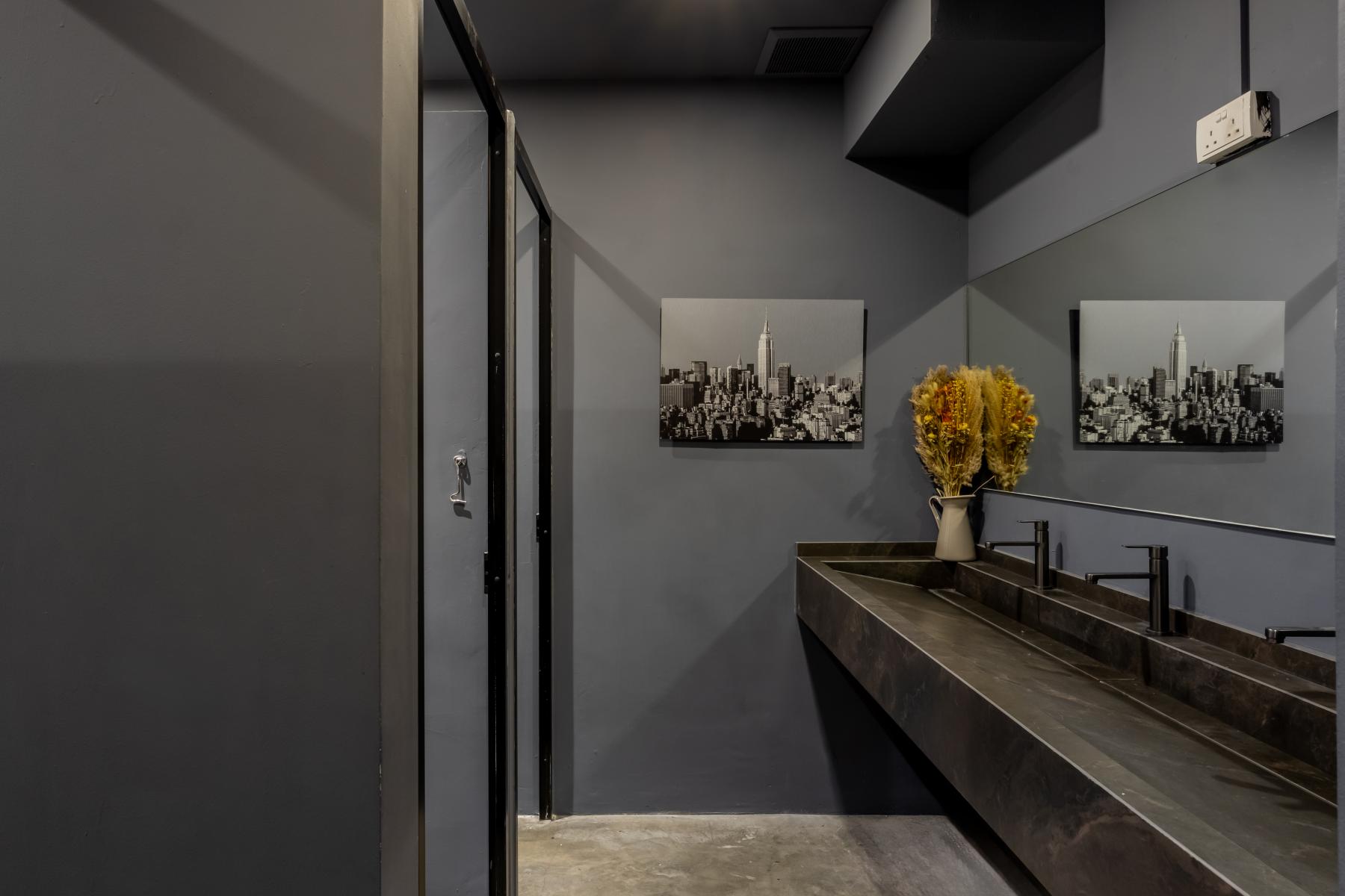 Modern Bathroom with Countertop and Cement Floor
