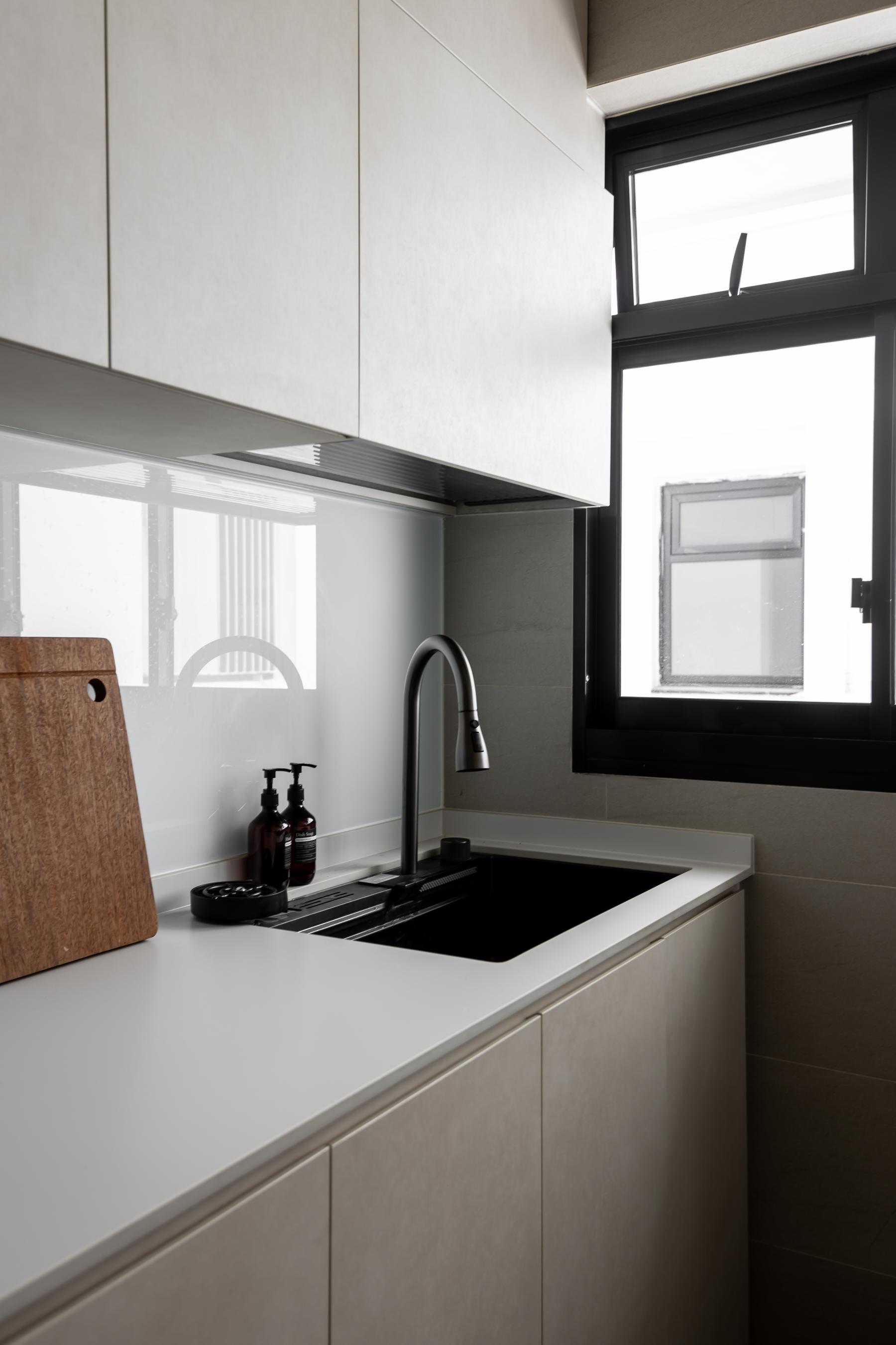 Contemporary Kitchen with Countertop and Kitchen Backsplash