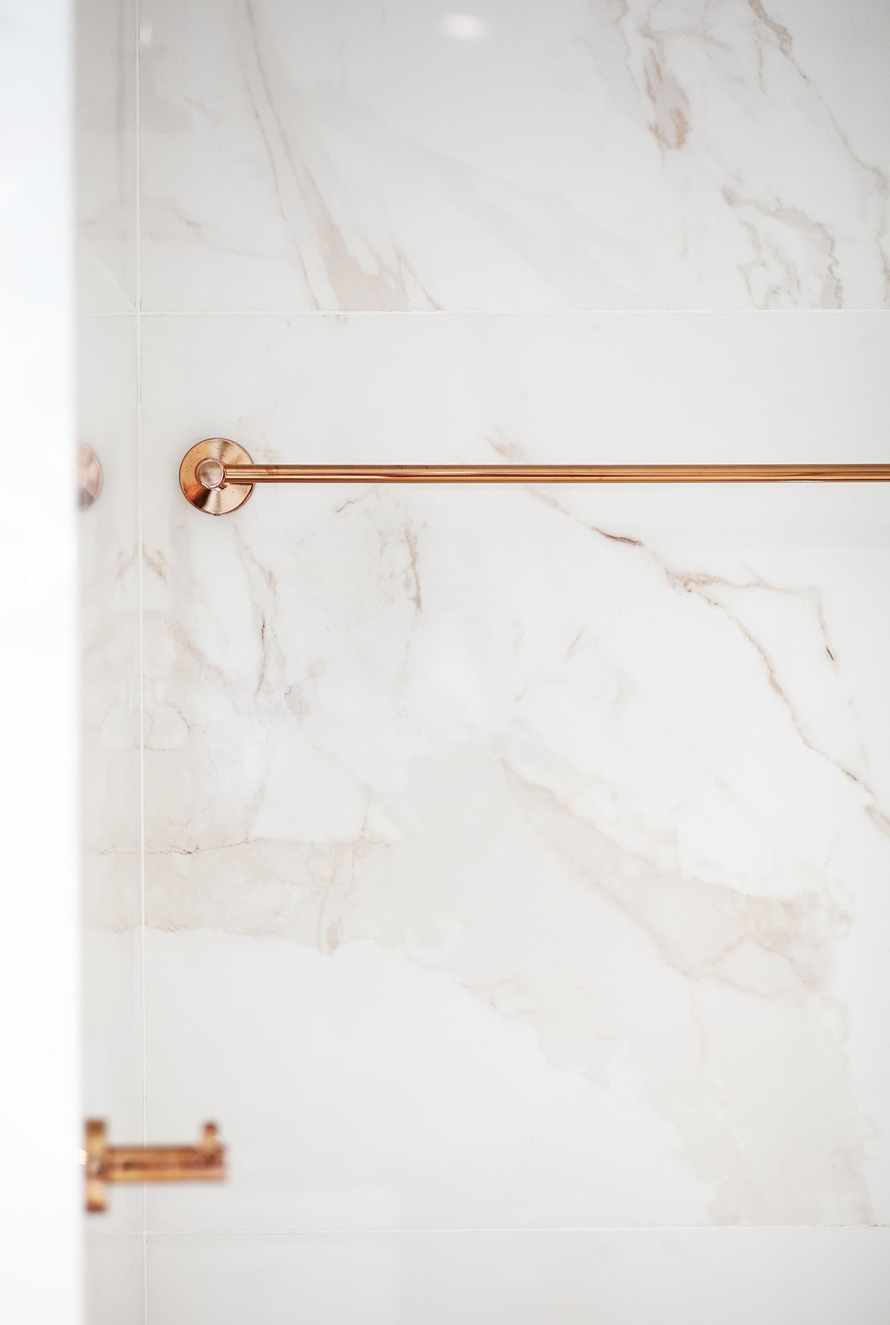 Contemporary Bathroom with Homogeneous Tiles and Bathroom Accessories