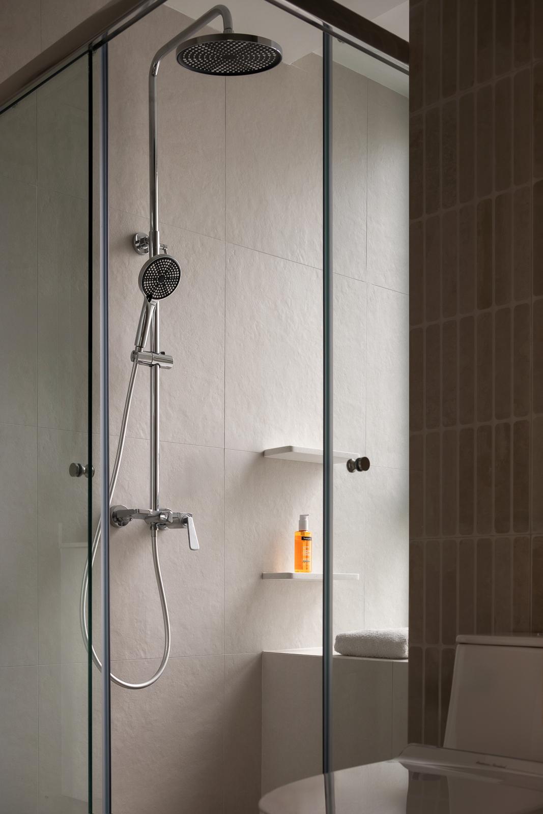 Modern Bathroom with Homogeneous Tiles and Shower Screen