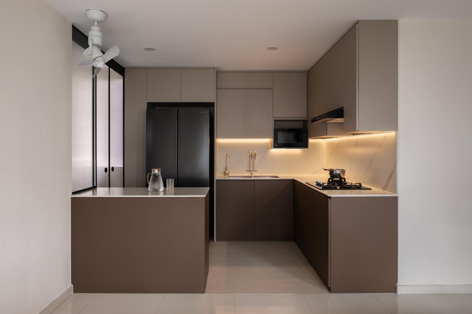 Modern Kitchen with Countertop and Homogeneous Tiles