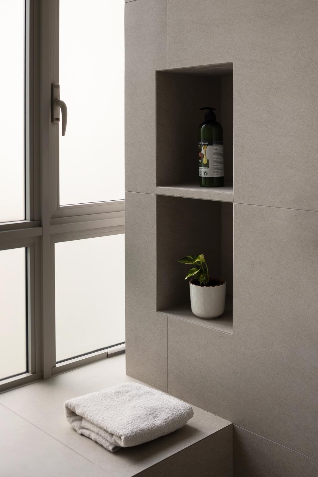 Modern Bathroom with Homogeneous Tiles and Shower Screen