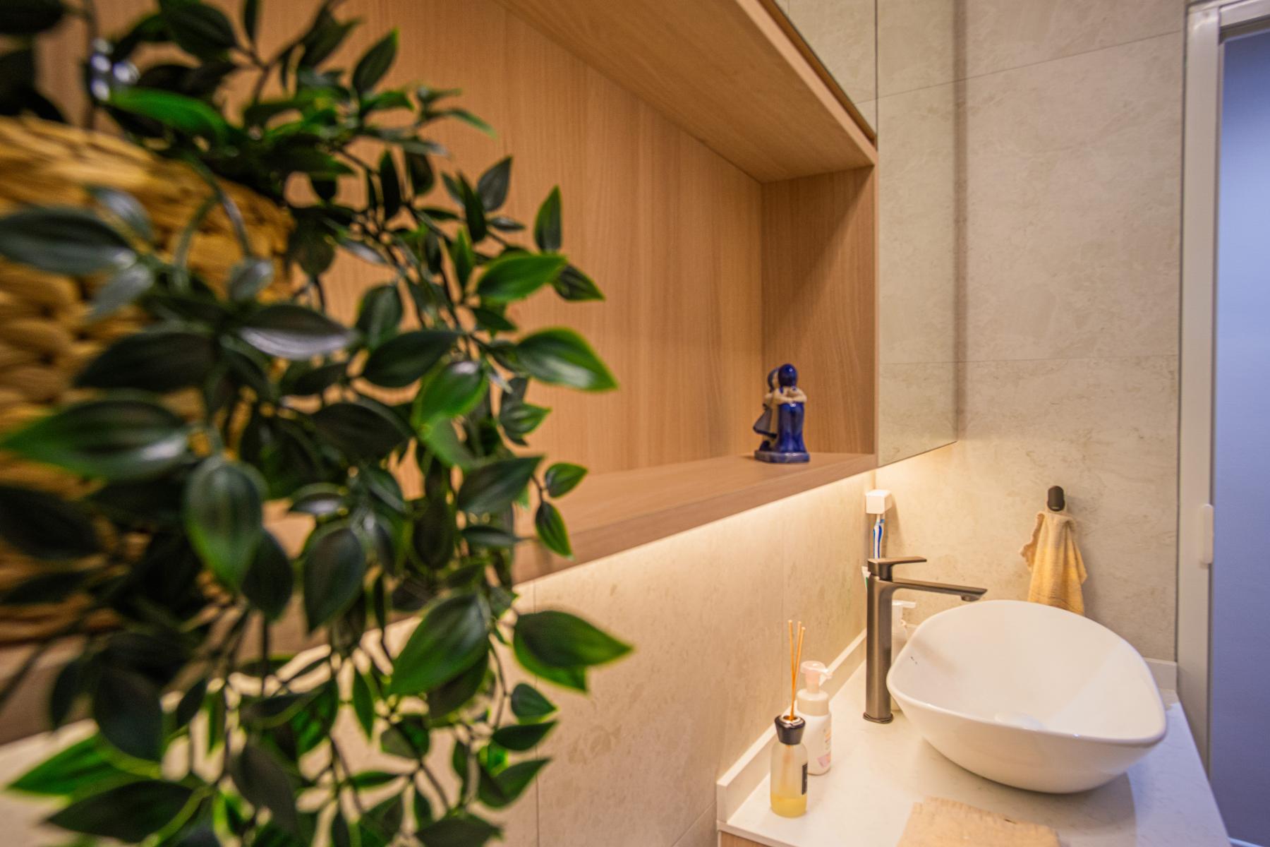 Modern Bathroom with Bathroom Sinks and Bath mats