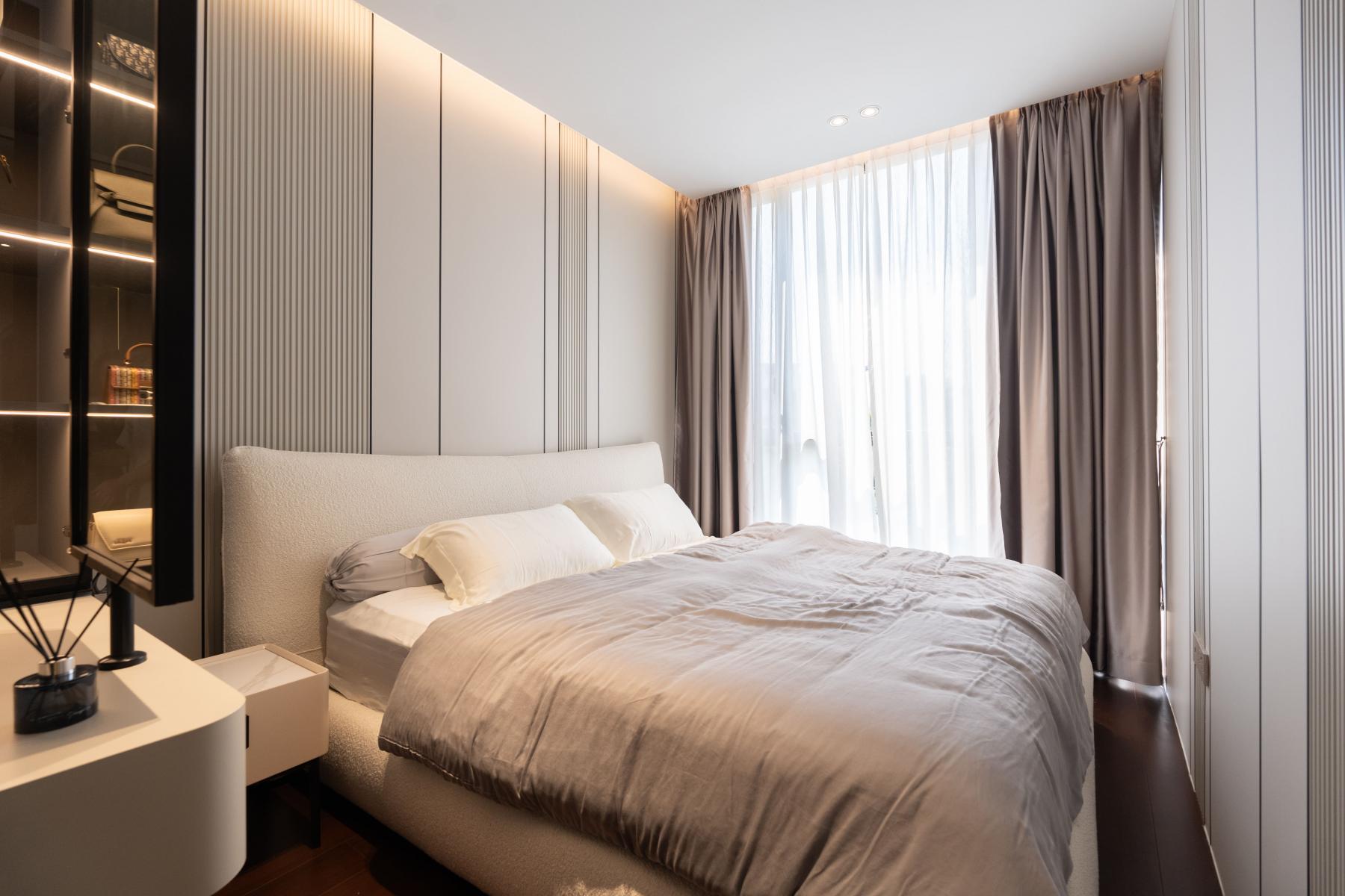 Contemporary Bedroom with Vinyl Flooring and Wardrobe