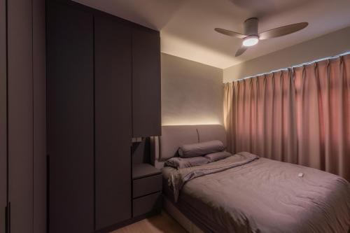 Modern Bedroom at 996C Buangkok Crescent