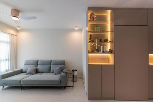 Modern Entryway at 996C Buangkok Crescent