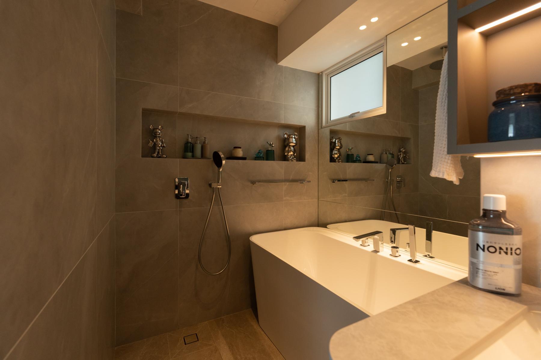 Modern Bathroom with Countertop and Mirror