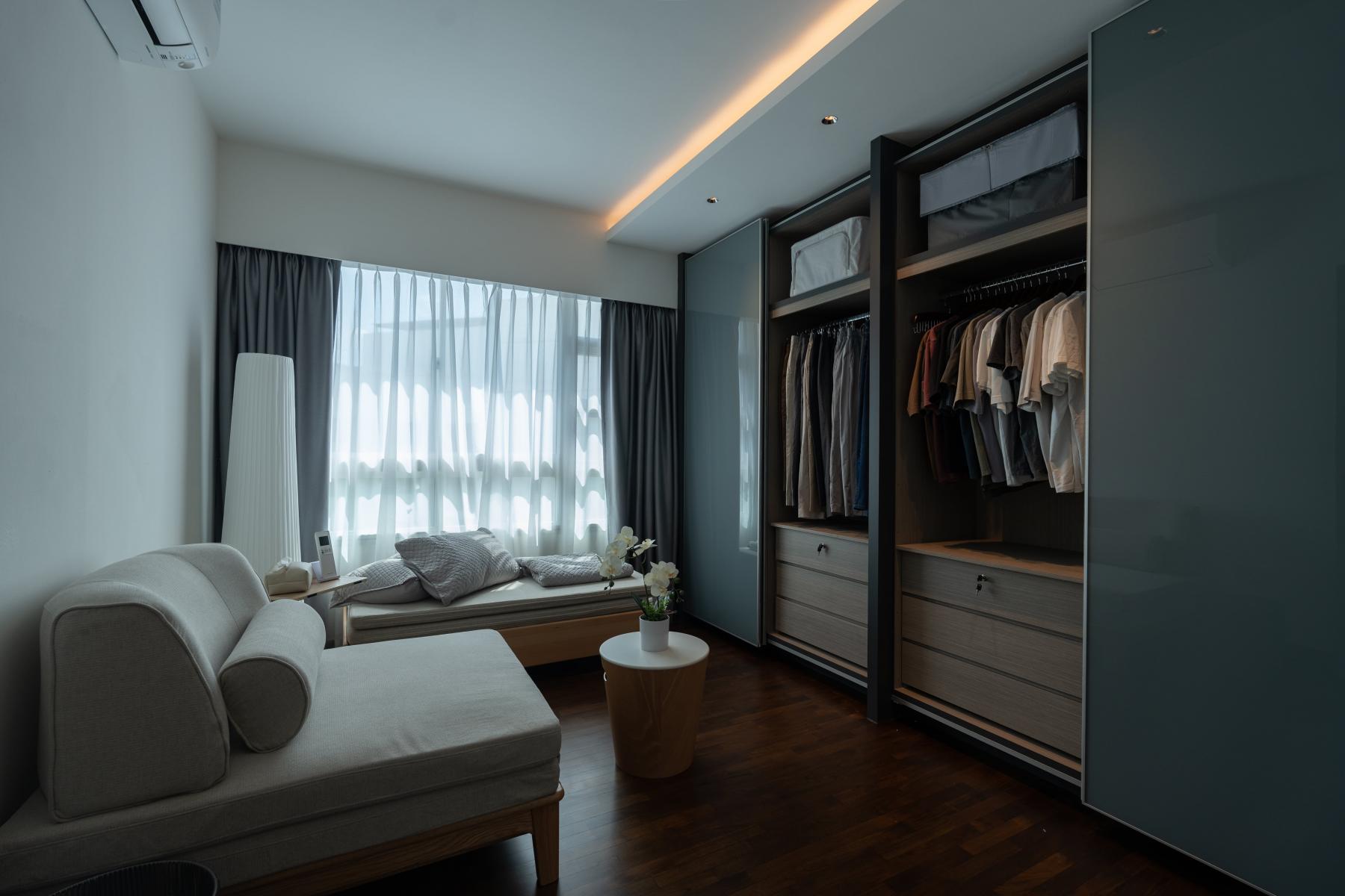Modern Walk-in Wardrobe with Mirror and Wardrobe