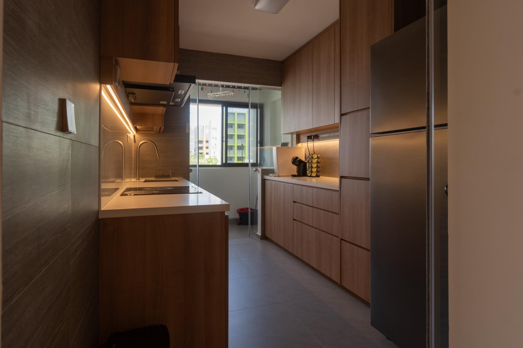 Minimalist Kitchen with Homogeneous Tiles and Open Kitchen