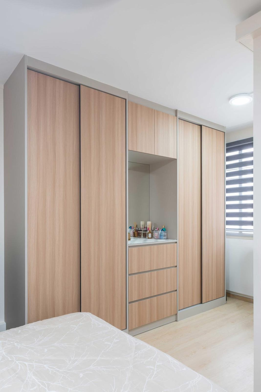 Contemporary Bedroom with Vinyl Flooring and Wardrobe