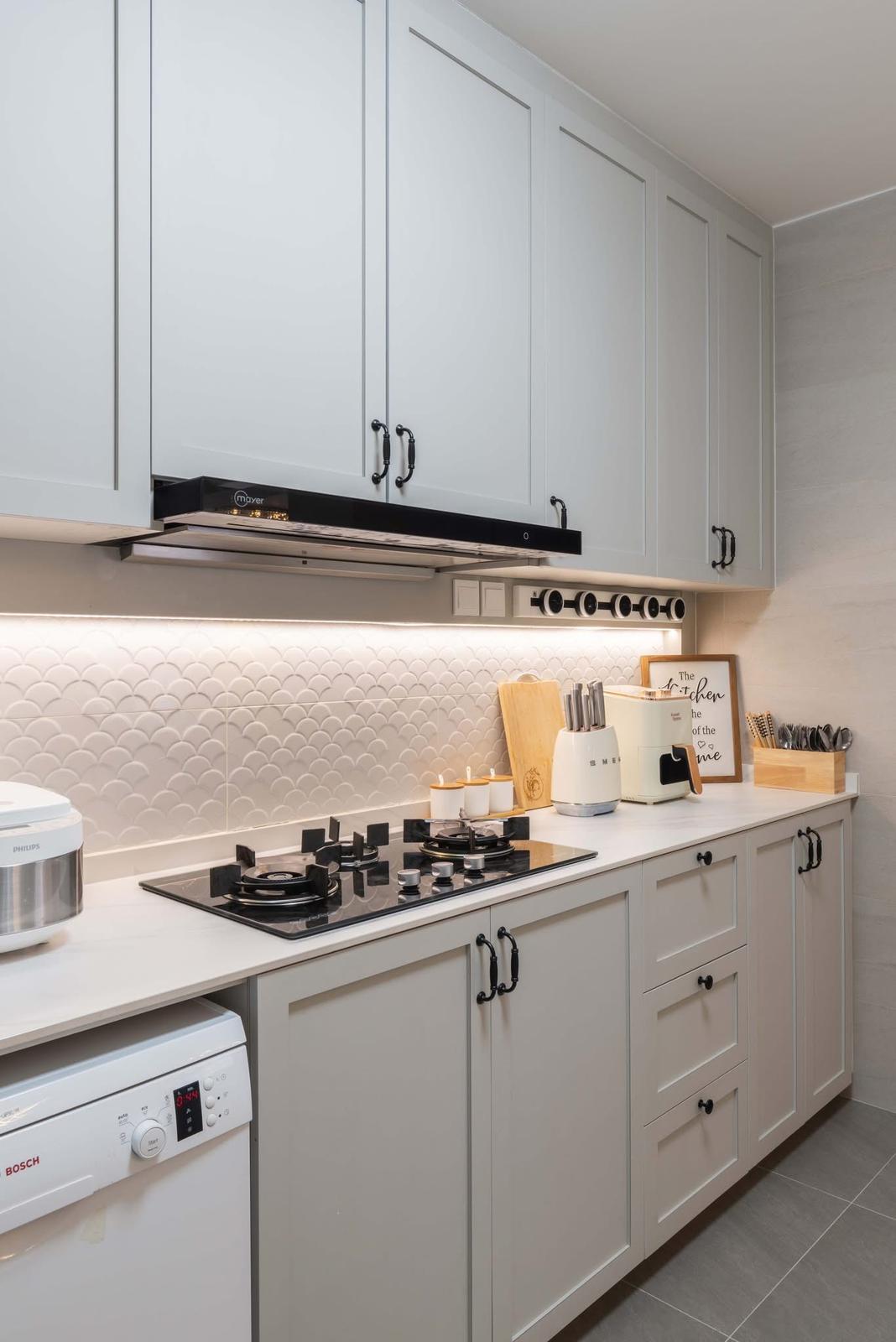 Modern Kitchen with Countertop and Homogeneous Tiles