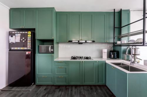 Modern Kitchen at 332 Jurong East Ave 1